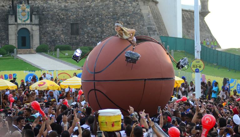 Claudia Leitte canta dentro de bola de basquete gigante 