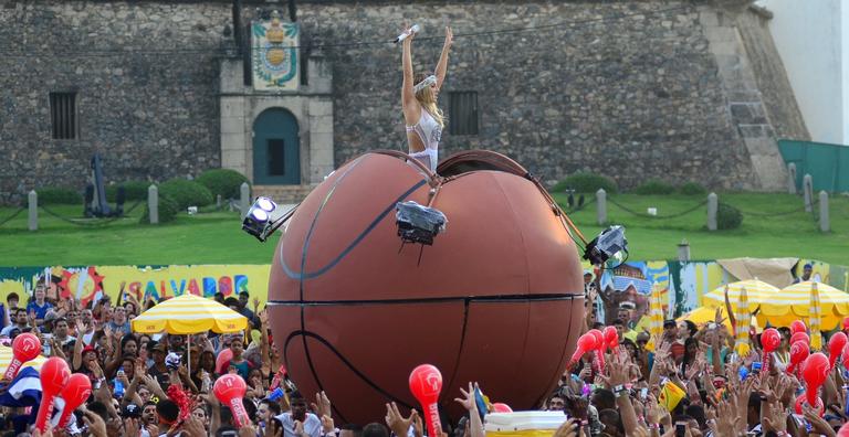 Claudia Leitte canta dentro de bola de basquete gigante 