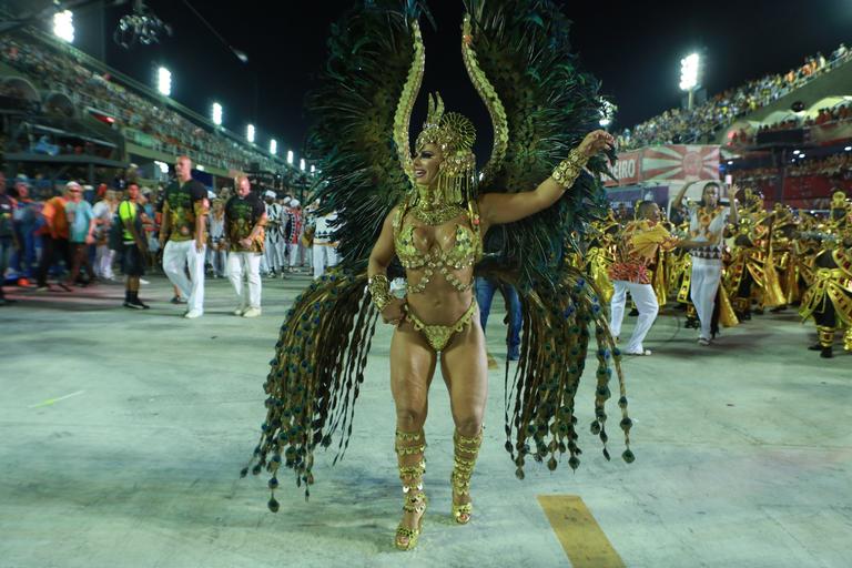 De faraó, Viviane Araújo brilha na Salgueiro