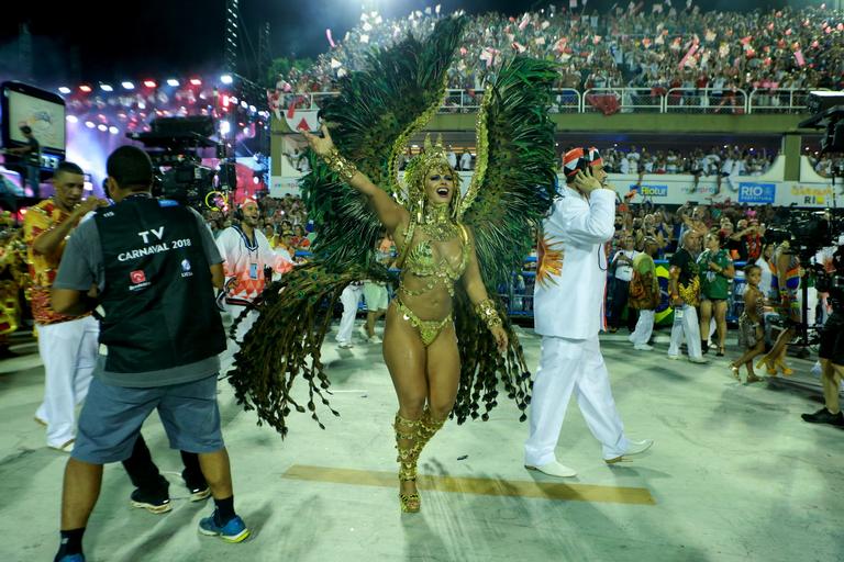 De faraó, Viviane Araújo brilha na Salgueiro