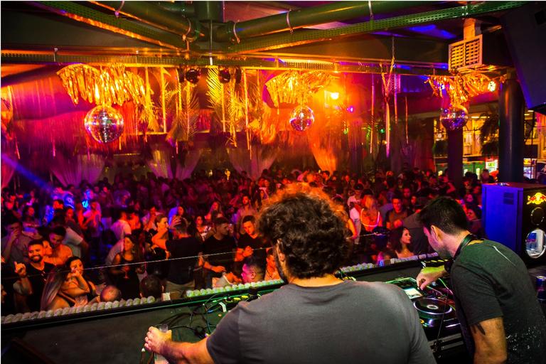 Famosos agitam beach club em Santa Catarina