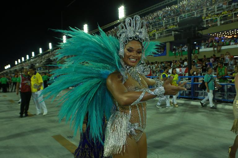 Juliana Alves mostra demais em desfile na Sapucaí