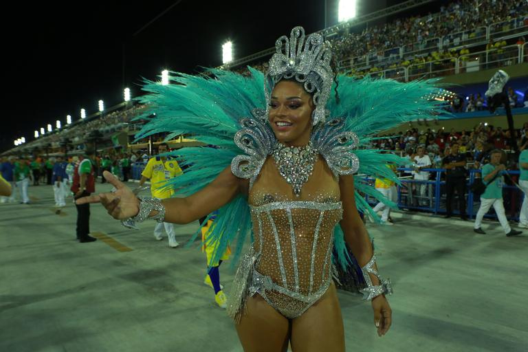 Juliana Alves mostra demais em desfile na Sapucaí