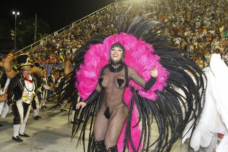 Ousada! Juju Salimeni abusa da transparência em desfile