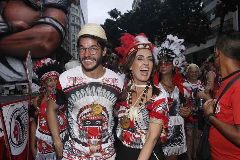 Fátima Bernardes e Túlio Gadêlha no bloco Cacique de Ramos