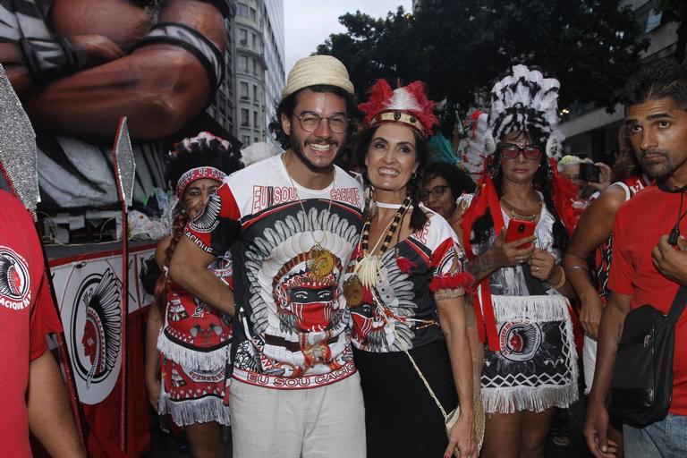 Fátima Bernardes e Túlio Gadêlha no bloco Cacique de Ramos