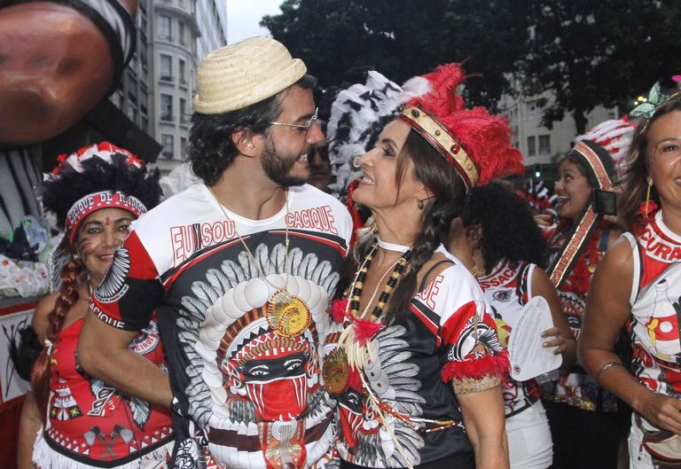 Fátima Bernardes e Túlio Gadêlha no bloco Cacique de Ramos