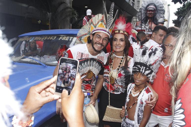 Fátima Bernardes e Túlio Gadêlha no bloco Cacique de Ramos