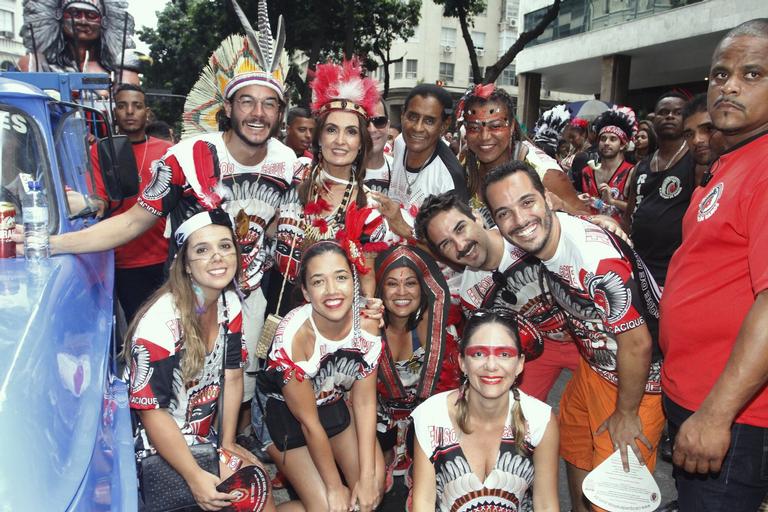 Fátima Bernardes e Túlio Gadêlha no bloco Cacique de Ramos