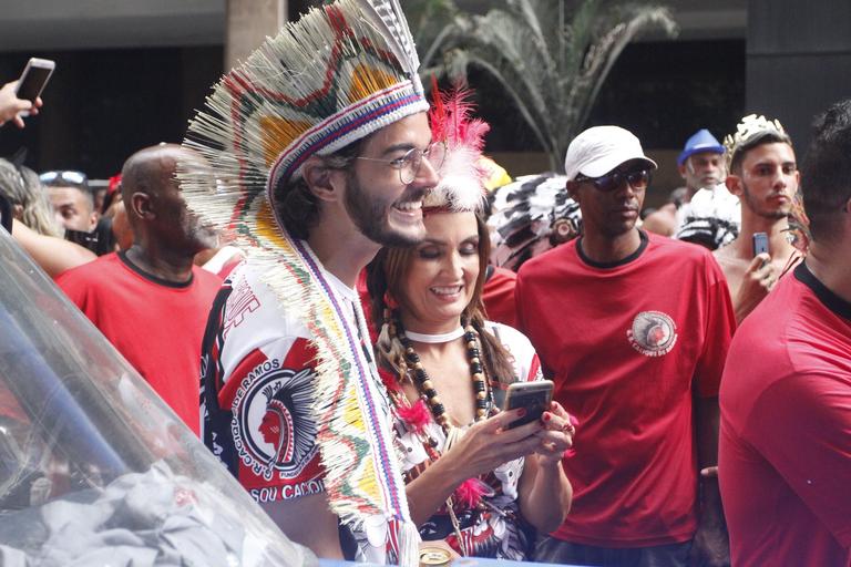 Fátima Bernardes e Túlio Gadêlha no bloco Cacique de Ramos