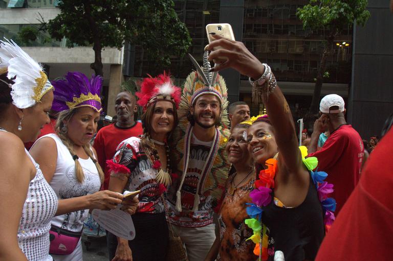 Fátima Bernardes e Túlio Gadêlha no bloco Cacique de Ramos