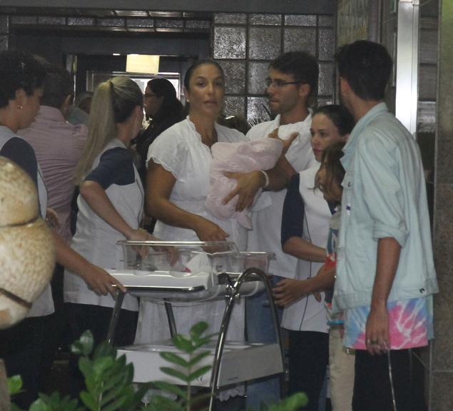 Ivete Sangalo deixa o hospital