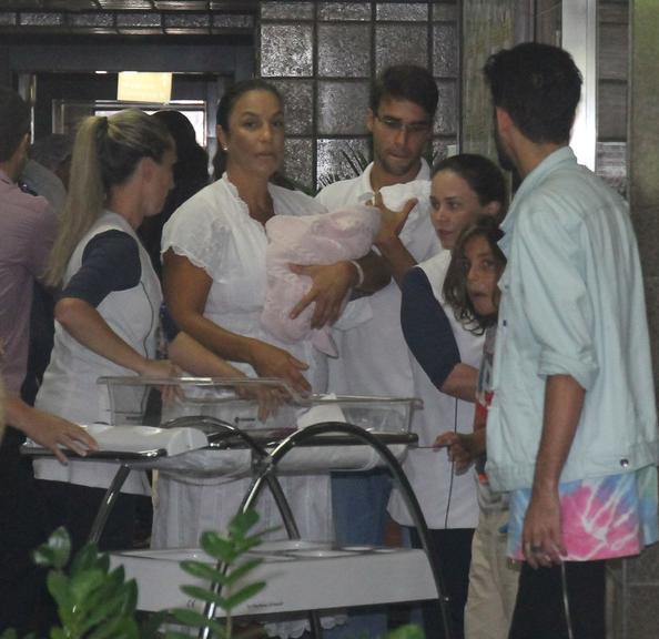 Ivete Sangalo deixa o hospital