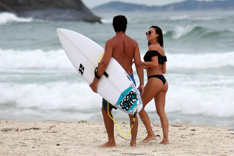 Isis Valverde curte dia na praia com o namorado