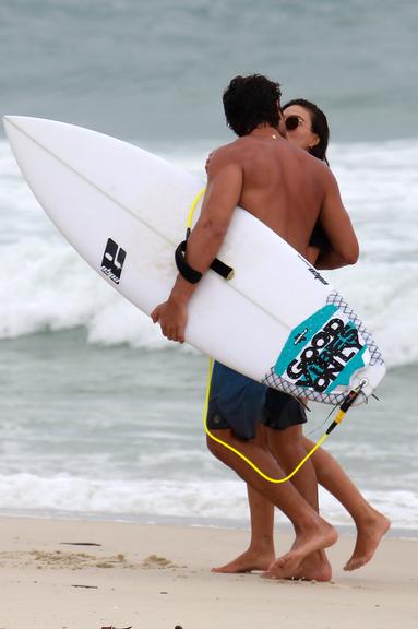 Isis Valverde curte dia na praia com o namorado