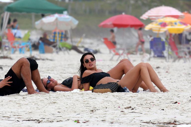 Isis Valverde curte dia na praia com o namorado