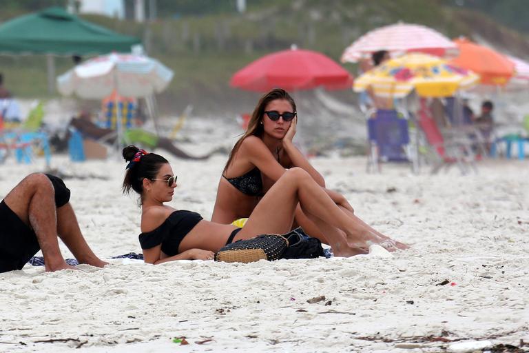 Isis Valverde curte dia na praia com o namorado