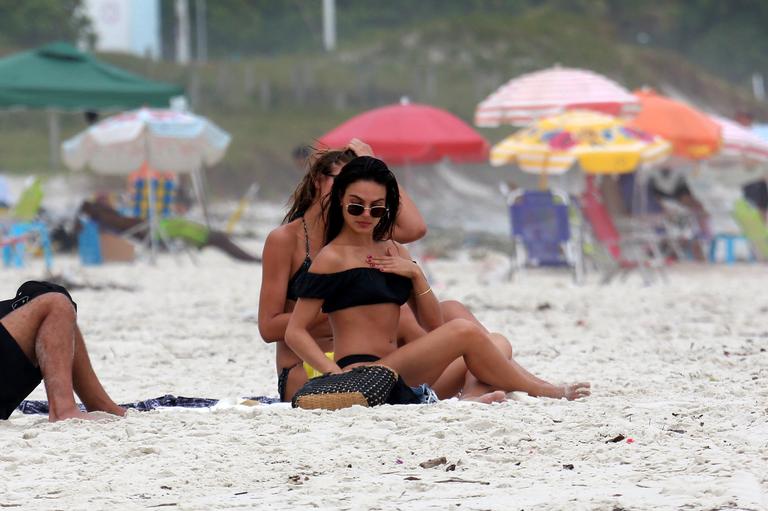 Isis Valverde curte dia na praia com o namorado