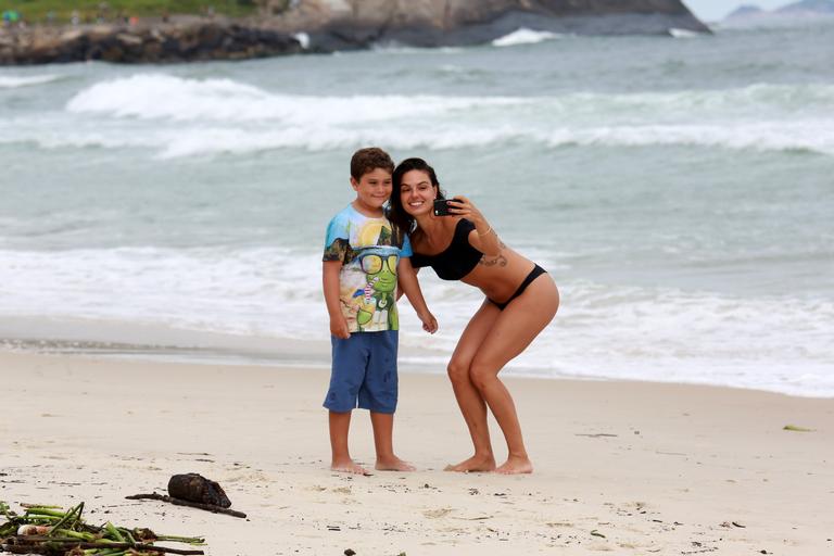 Isis Valverde curte dia na praia com o namorado