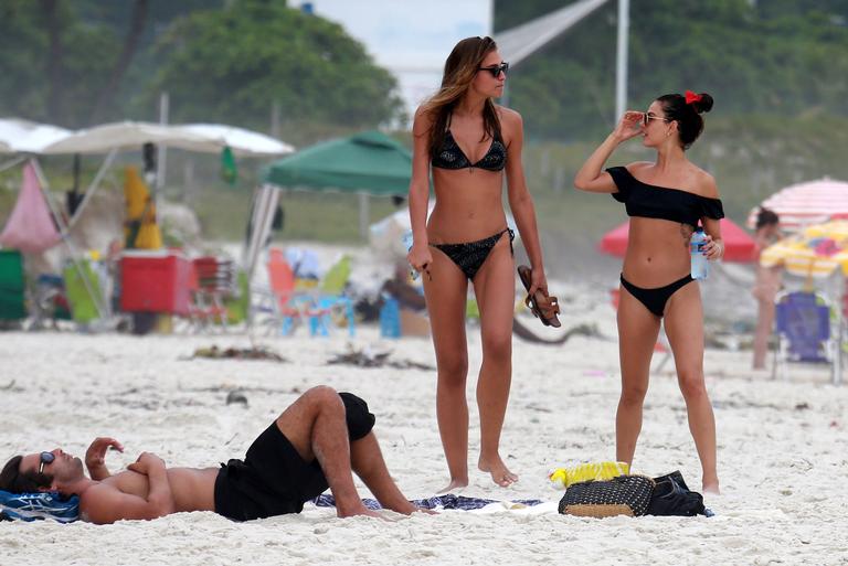 Isis Valverde curte dia na praia com o namorado