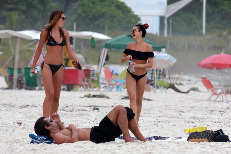 Isis Valverde curte dia na praia com o namorado