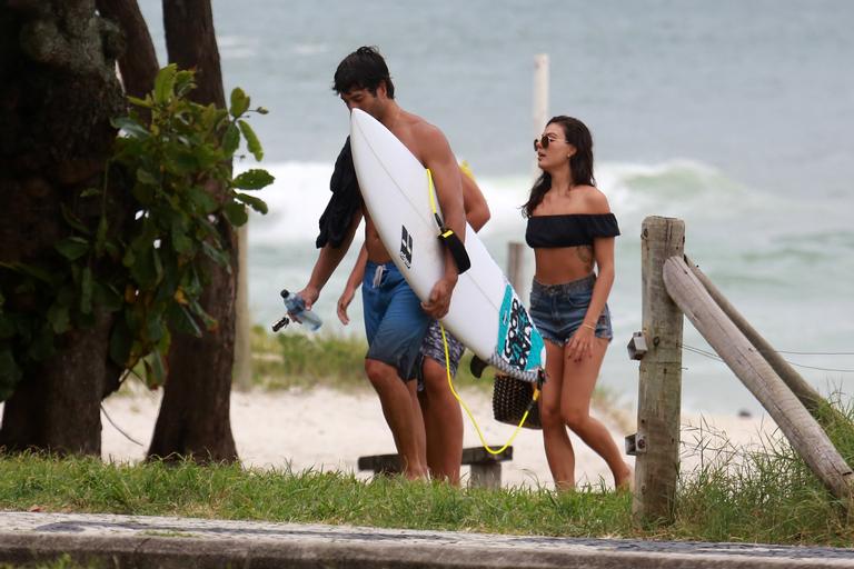 Isis Valverde curte dia na praia com o namorado