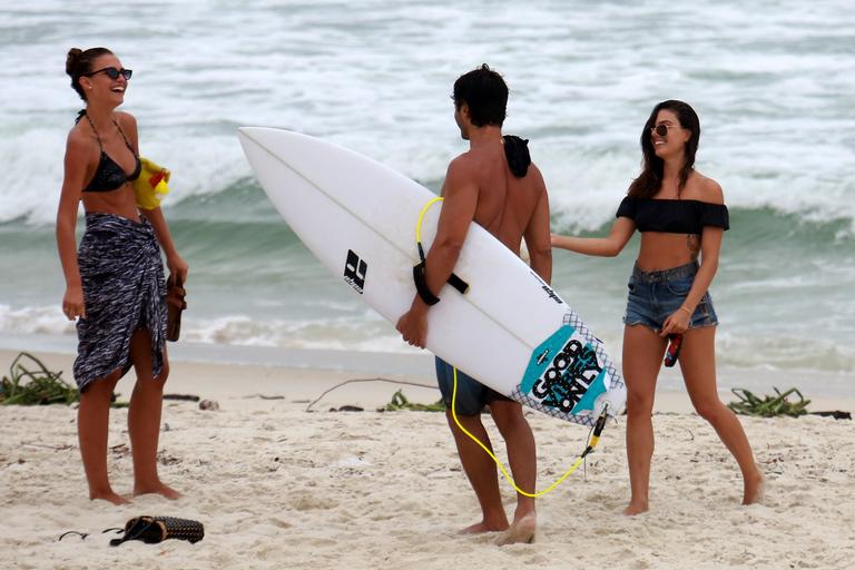 Isis Valverde curte dia na praia com o namorado