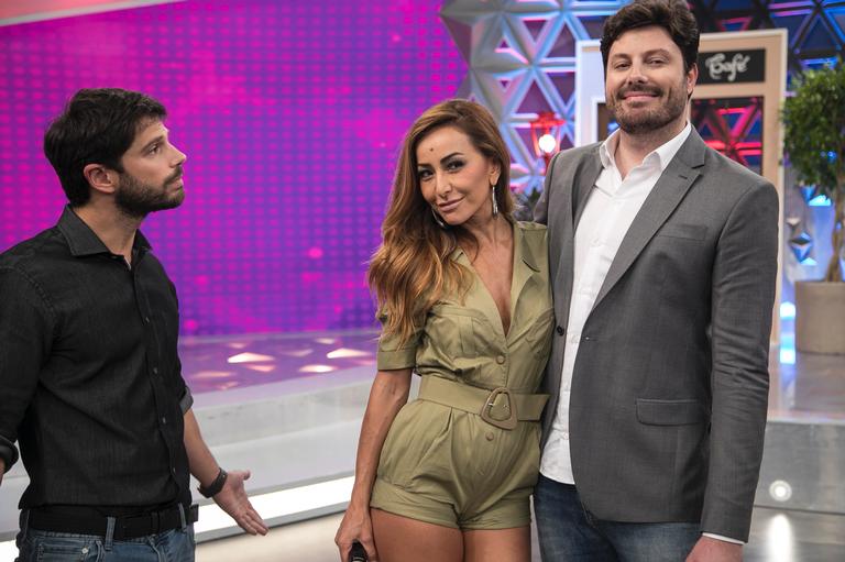 Sabrina Sato divide o palco com Duda Nagle e Danilo Gentili