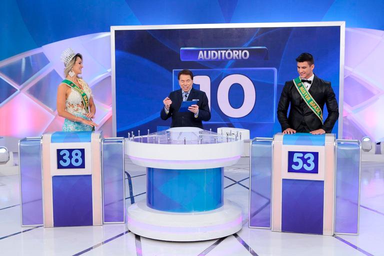 Silvio Santos comanda seu programa dominical no SBT