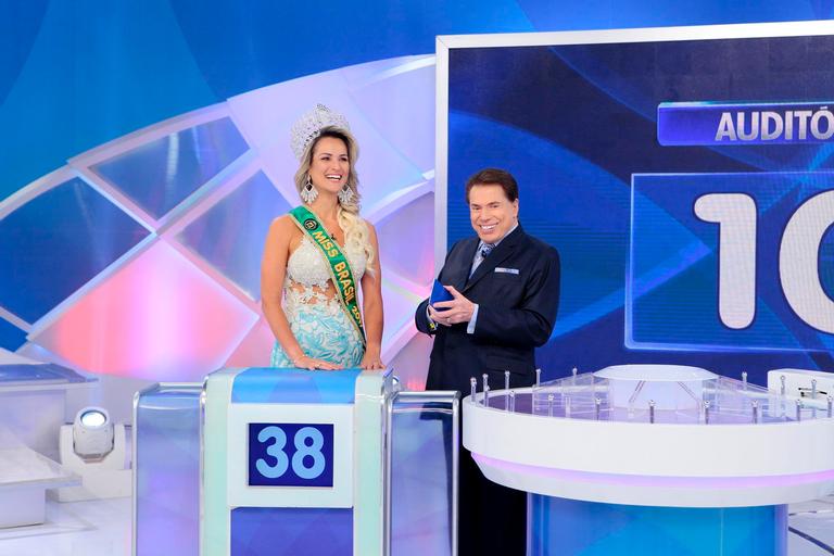 Silvio Santos comanda seu programa dominical no SBT