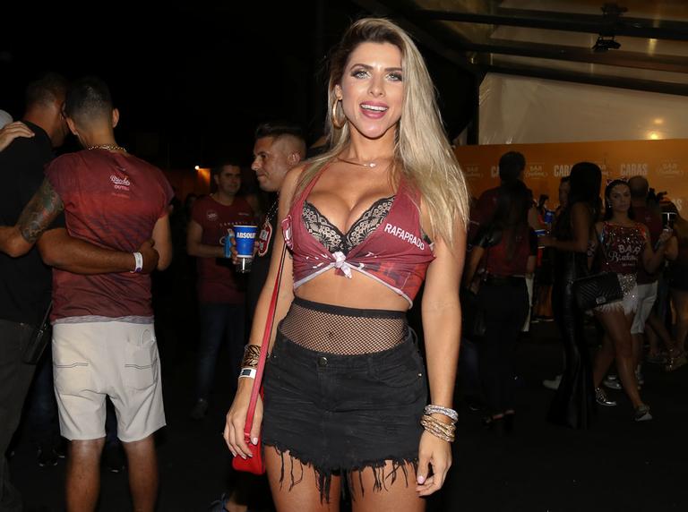 Famosos curtem desfile das campeãs em São Paulo