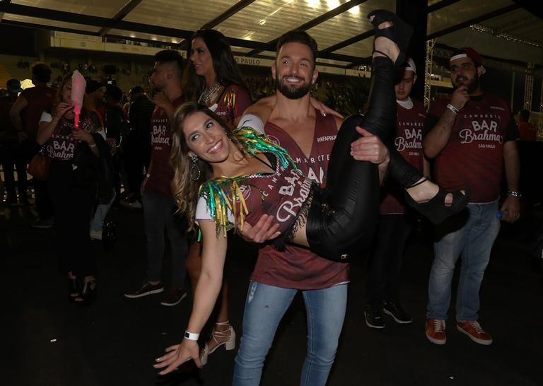 Famosos curtem desfile das campeãs em São Paulo