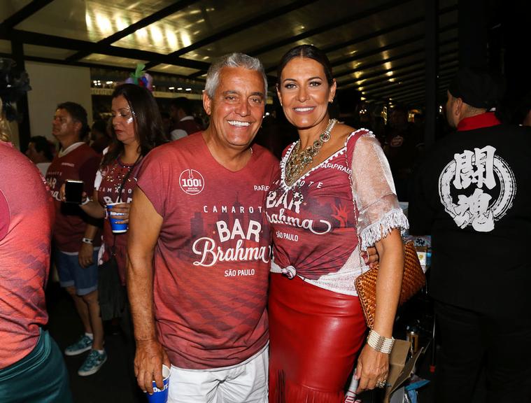 Famosos curtem desfile das campeãs em São Paulo