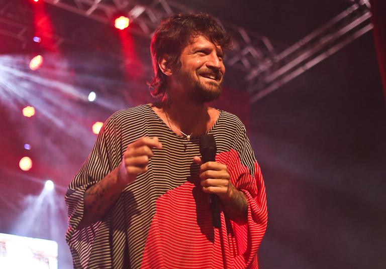 Famosos curtem desfile das campeãs em São Paulo