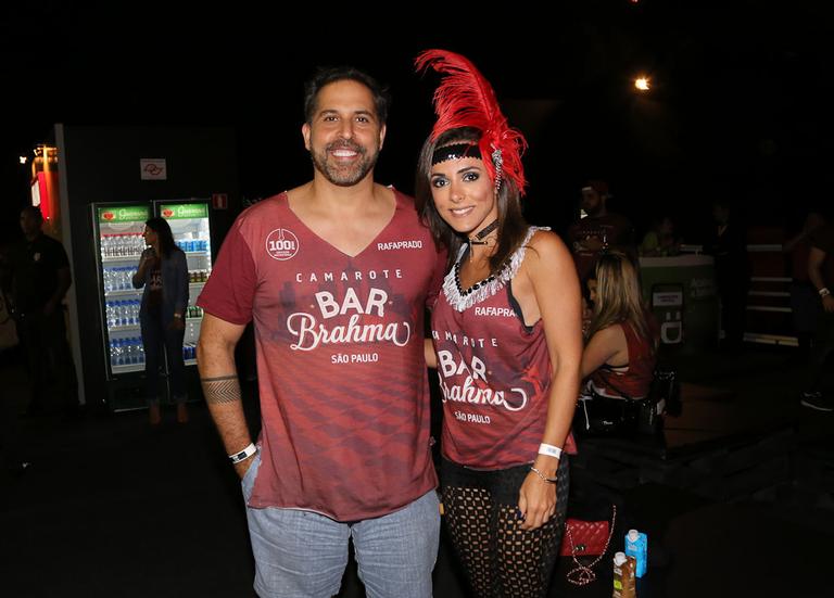 Famosos curtem desfile das campeãs em São Paulo