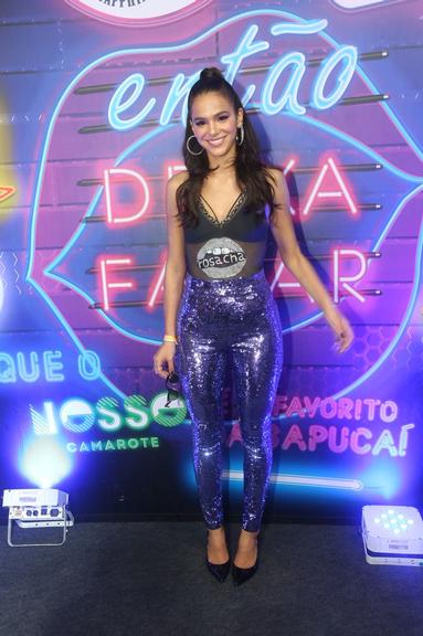 Bruna Marquezine se joga em camarote na Sapucaí