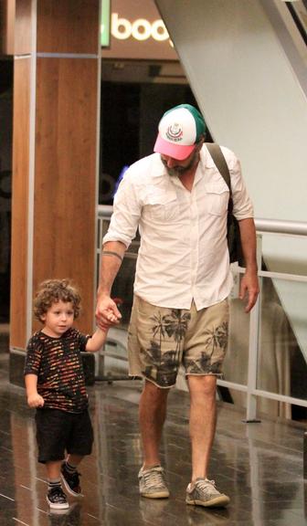 Alexandre Nero passeia com a família no Rio de Janeiro