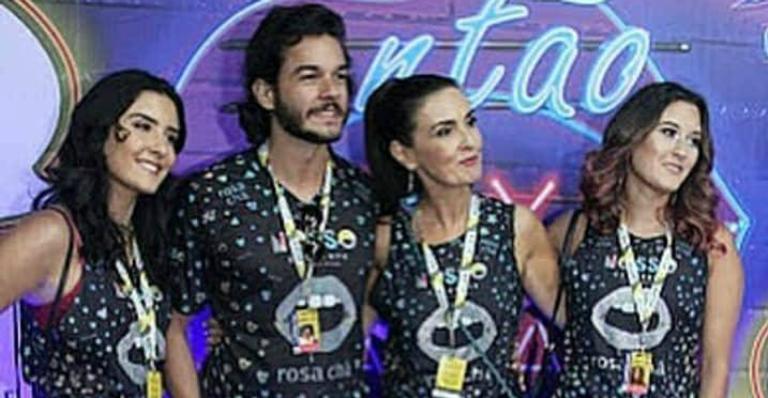 Túlio Gadêlha e Fátima Bernardes com Laura e Beatriz Bonemer