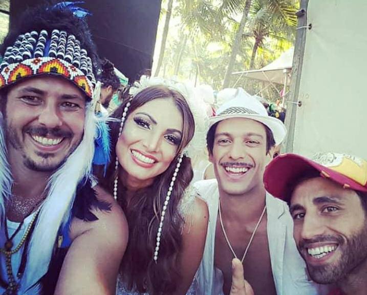 Patricia Poeta e Fabiano Serfaty (de boné) em bloco de carnaval