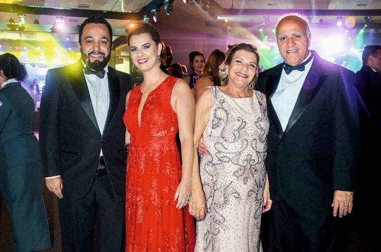 Tradicional baile de gala reúne vips em Santos