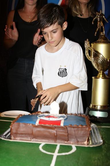 Záion, filho de Mari Alexandre e Fábio Jr, recebe os irmãos em sua festa de aniversário