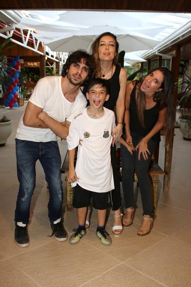 Záion, filho de Mari Alexandre e Fábio Jr, recebe os irmãos em sua festa de aniversário