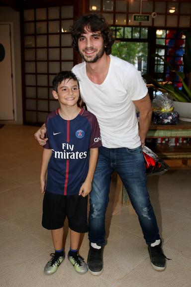 Záion, filho de Mari Alexandre e Fábio Jr, recebe os irmãos em sua festa de aniversário