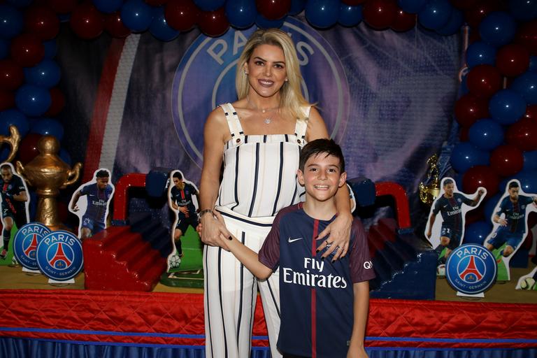 Záion, filho de Mari Alexandre e Fábio Jr, recebe os irmãos em sua festa de aniversário