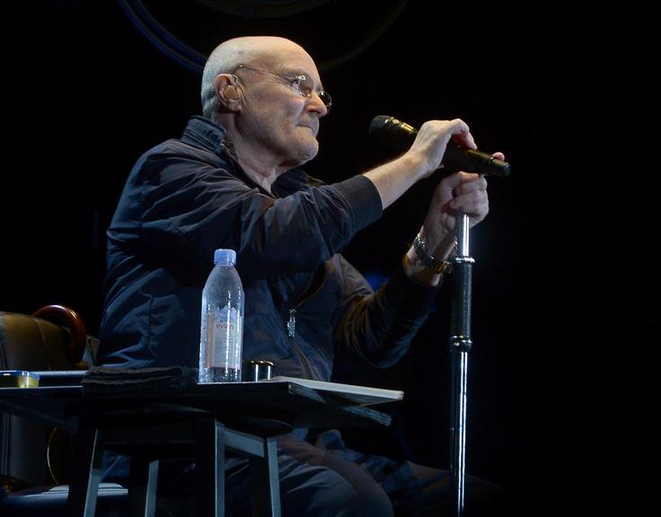 De bengala, Phil Collins se apresenta em São Paulo