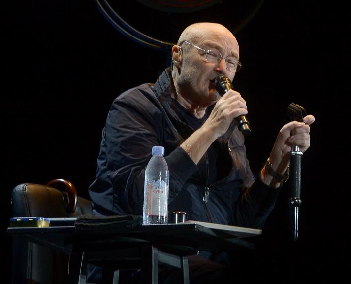 De bengala, Phil Collins se apresenta em São Paulo