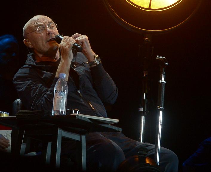 De bengala, Phil Collins se apresenta em São Paulo