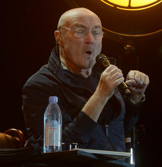 De bengala, Phil Collins se apresenta em São Paulo