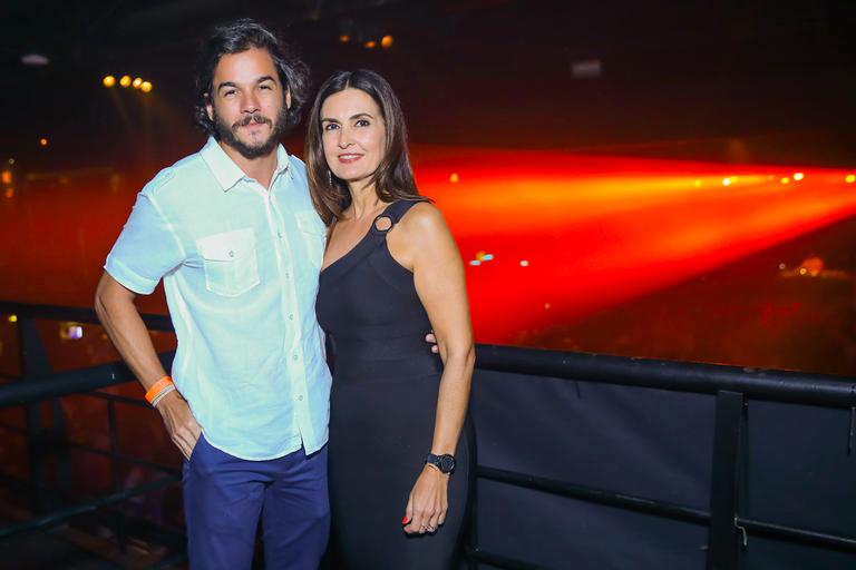 Fátima Bernardes e Túlio Gadêlha: clima de romance em show