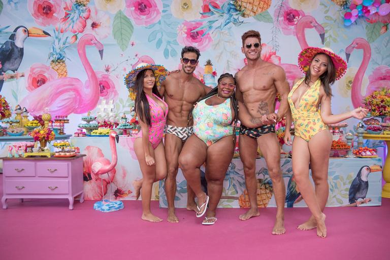 Jojo Todynho comemora o seu aniversário com festa na piscina